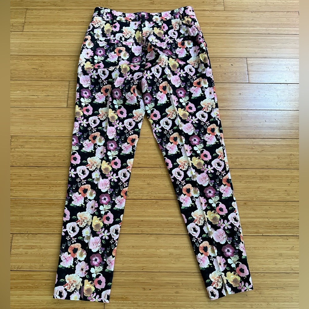 H&M Tapered Cropped Pants Black & Pink
Floral Size 4